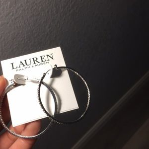 1 pair of earrings